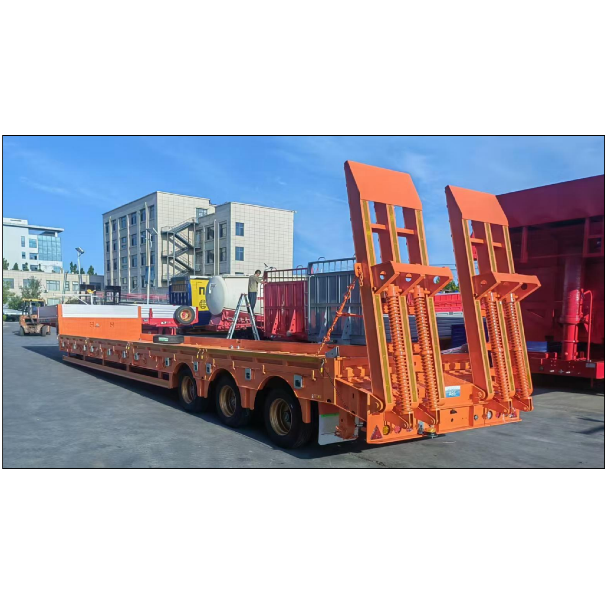 Низкорамный полуприцеп (трал)