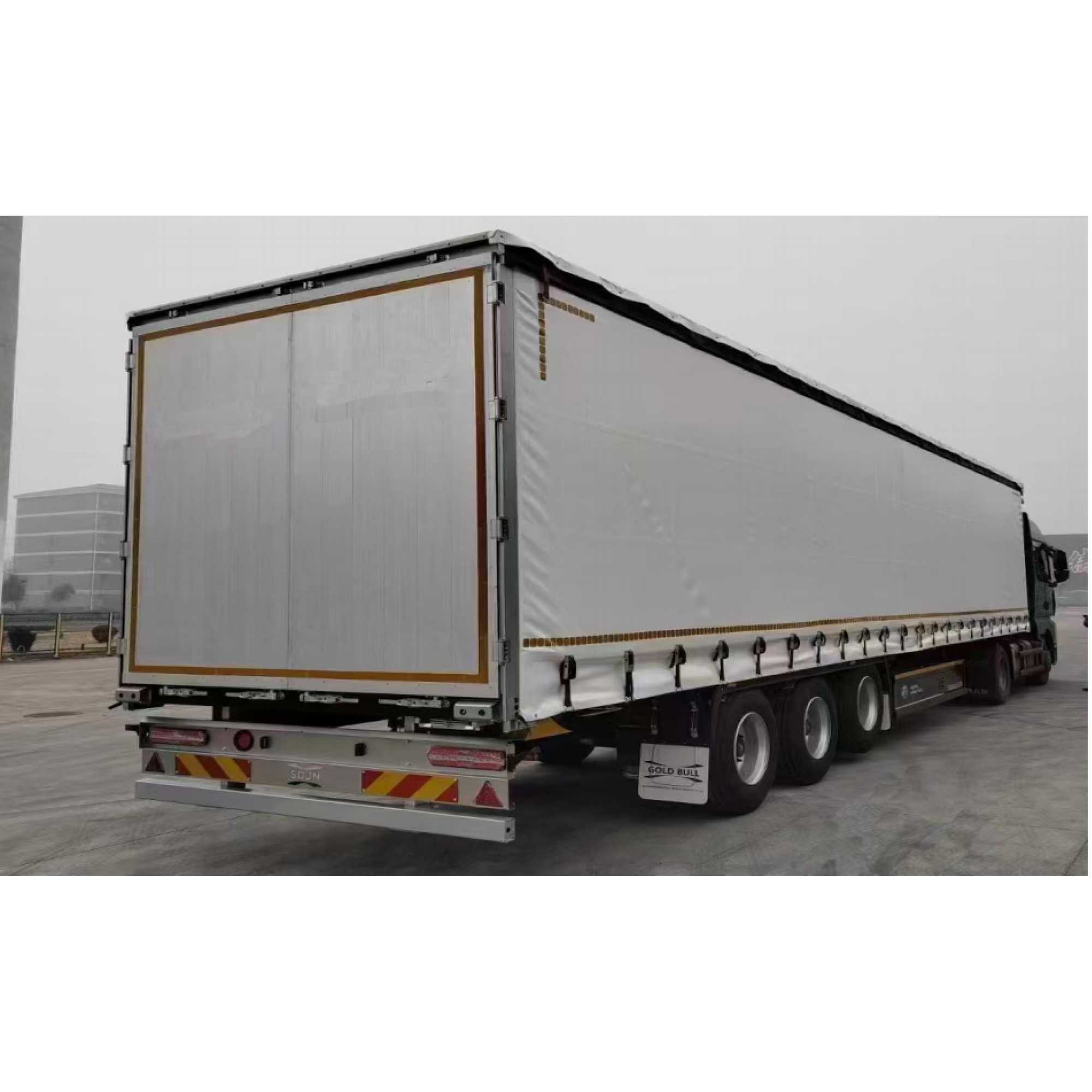 Транспортный полуприцеп с боковыми шторами