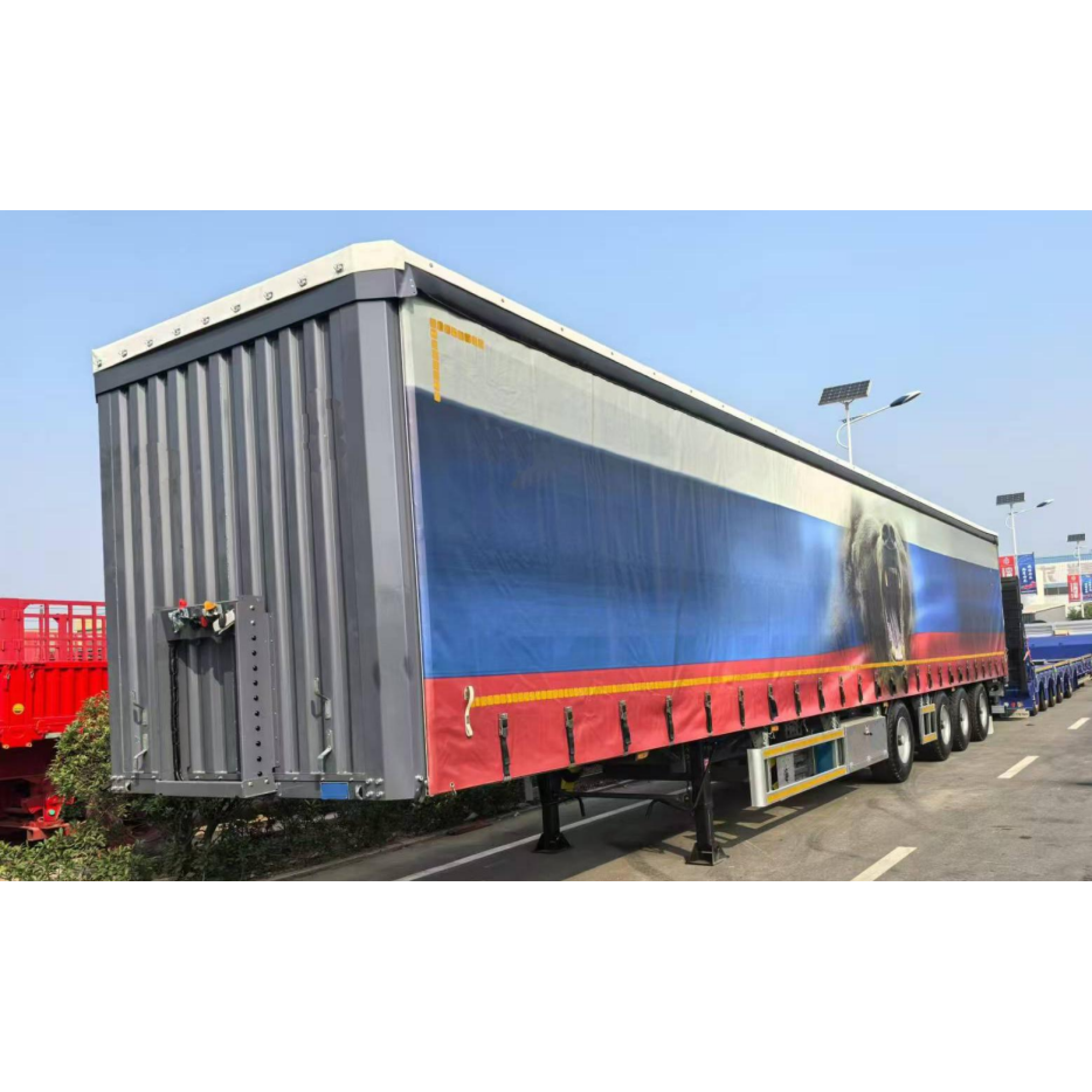 Транспортный полуприцеп с боковыми шторами