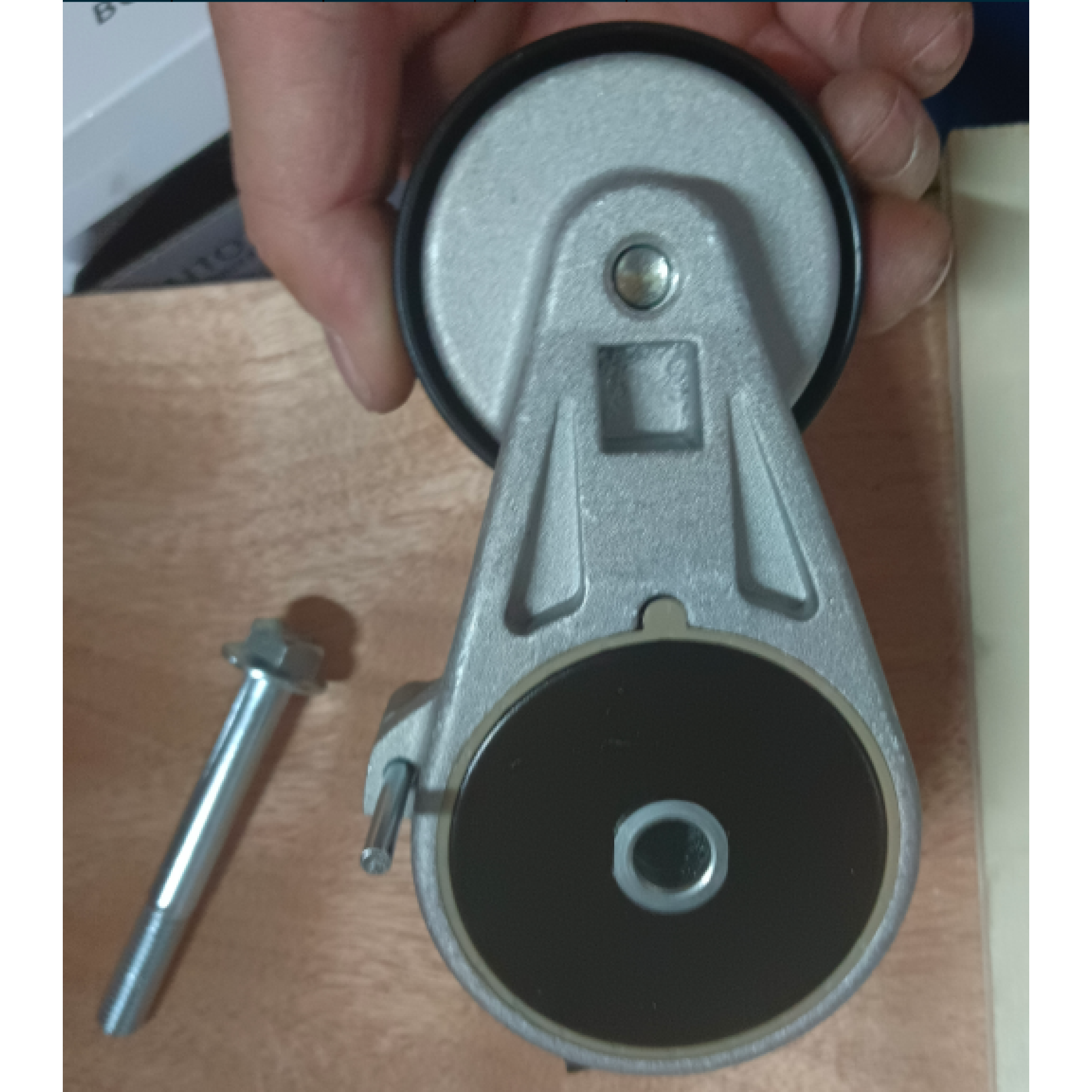 Ролик натяжителя ремня в сборе